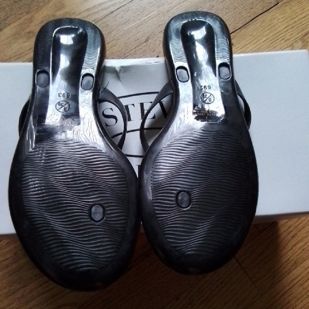 Steve Madden Black and White Floral Sandals - Picture 2 of 2